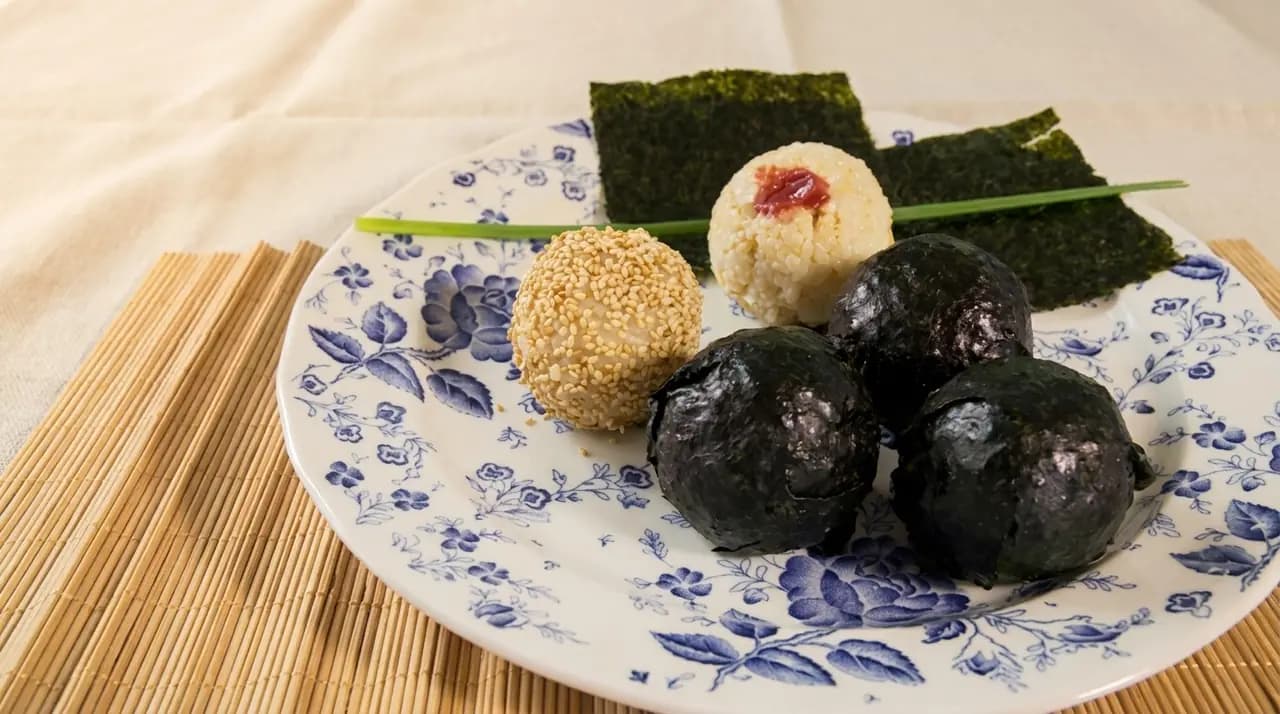 Recette 18: Boules de riz à l'umeboshi et à l'algue nori